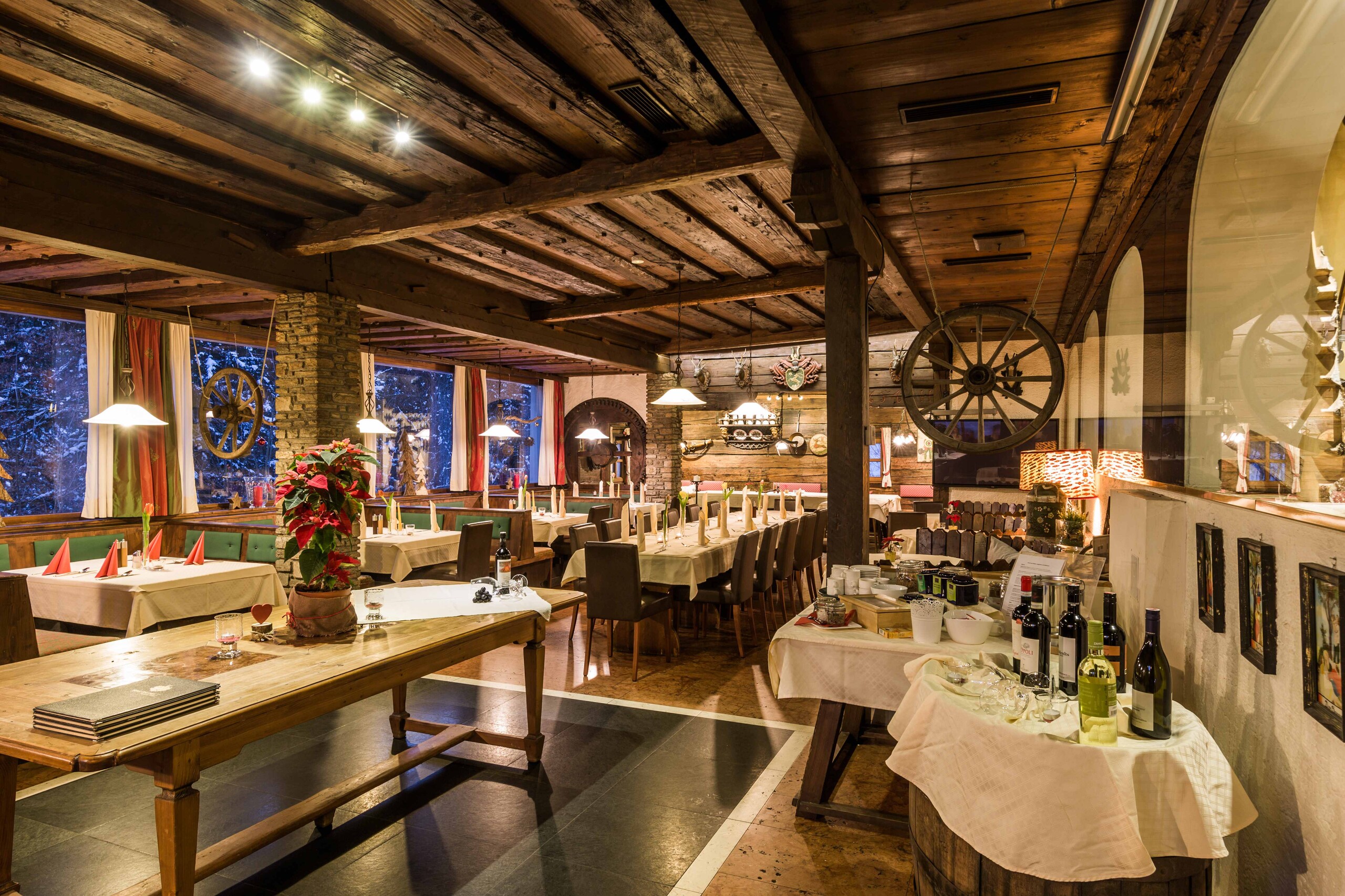 Überblick über die Gaststube im Hotel Obermayr