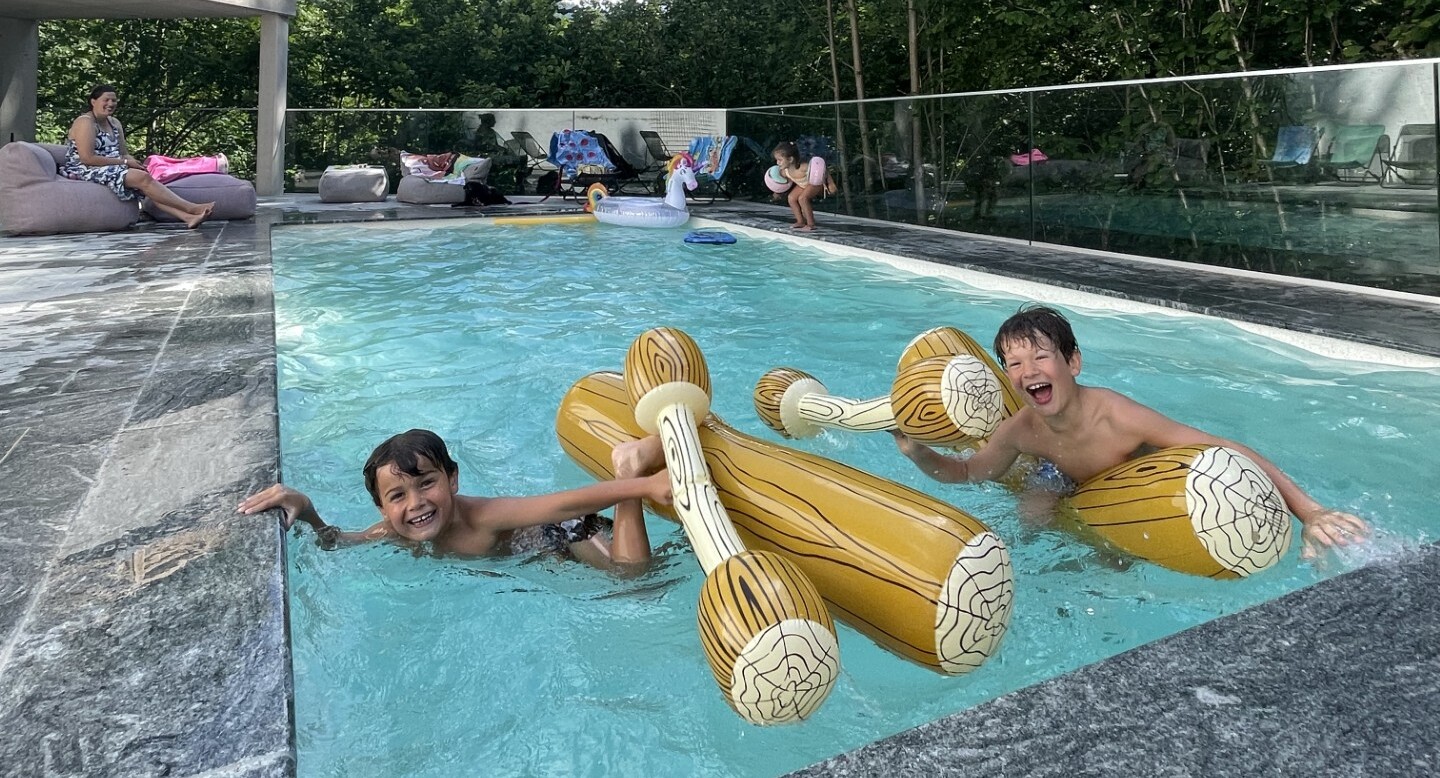 Ein Mädchen spielt im Familienurlaub im Salzkammergut auf einer Wiese