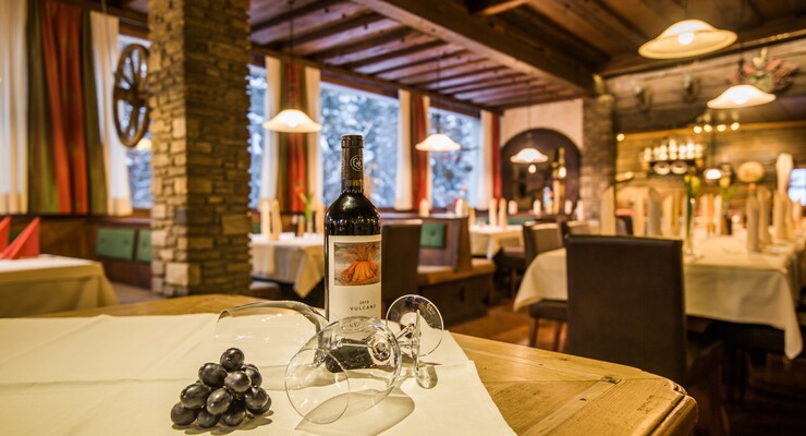 Detailansicht einer Flasche Wein und zwei Gläsern im Gasthaus Obermayr bei Salzburg