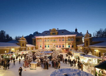 Der Christikindlmarkt Schloss Hellbrunn im winterlichen Kleid.