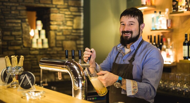 Der Gastgeber Max Obermayr zapft frisches Bier im Hotel Obermayr