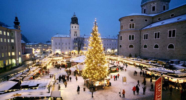 Ein beleuchteter Christkindlmarkt im Winterurlaub im Salzkammergut