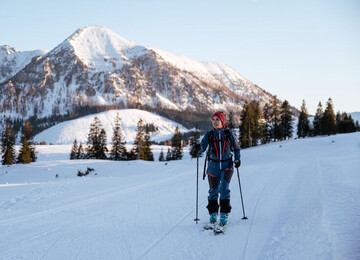 Eine Dame bei einer Skitour im Aktivurlaub im Salzkammergut