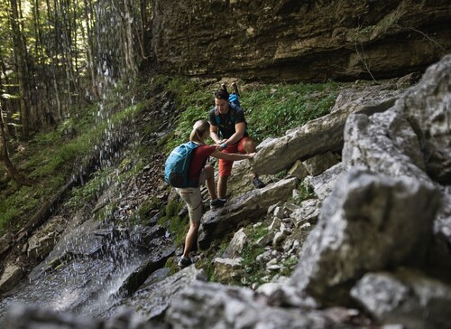 Ein Paar beim Wandern im Aktivurlaub im Salzkammergut