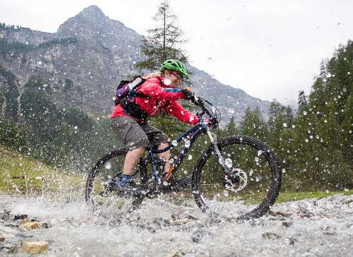 Ein Mann beim Mountainbiken im Urlaub beim Fuschlsee