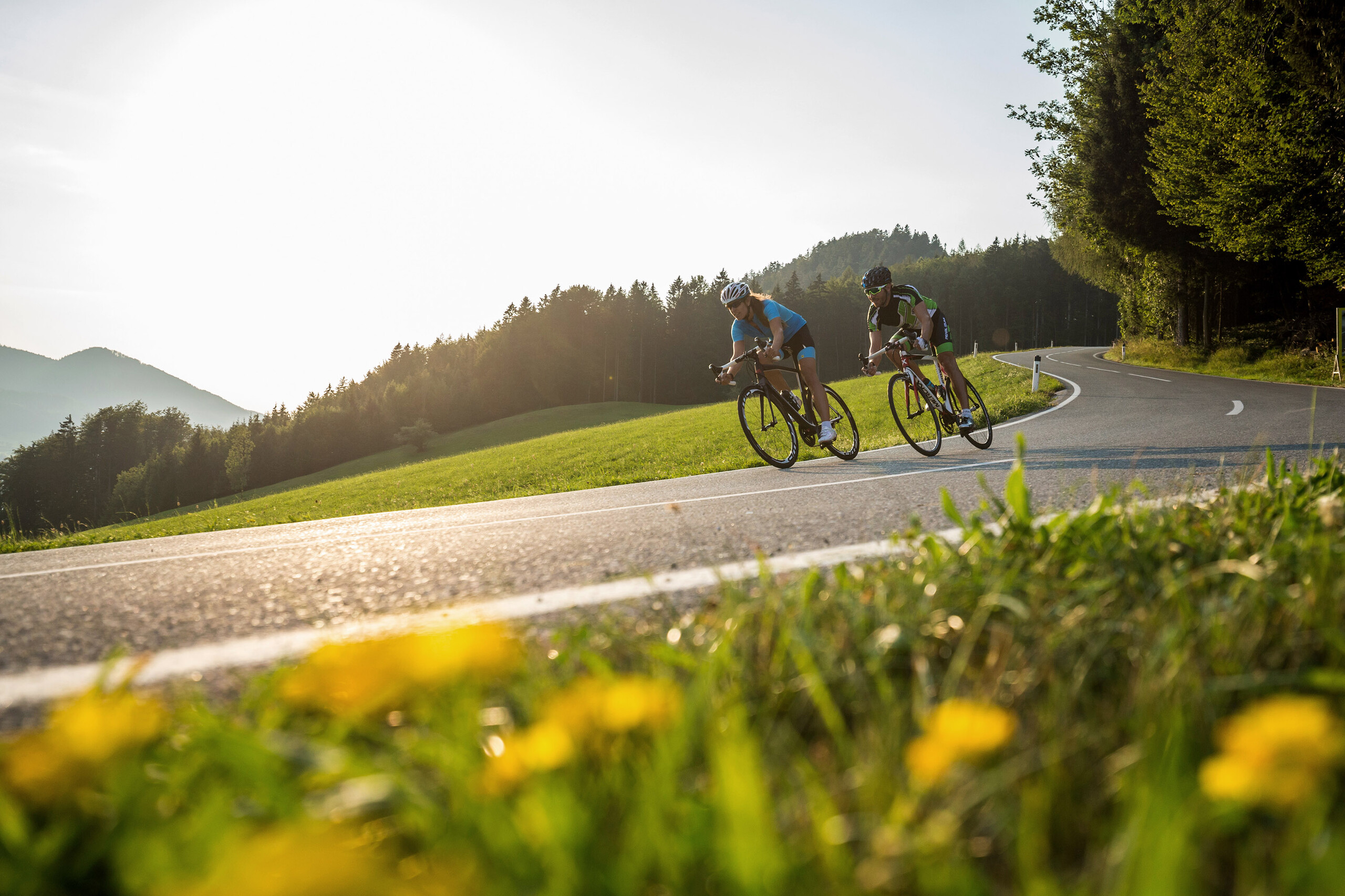 Ein Paar beim Rennradfahren im Radurlaub im Salzkammergut