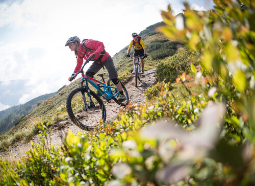 Ein Paar beim Mountainbiken im Aktivurlaub im Salzkammergut