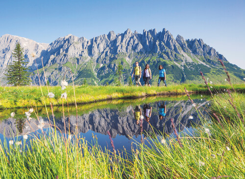 Drei Frauen beim Wandern im Urlaub im Salzburger Land