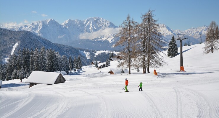 Ein Skilehrer und seine Schüler beim Skiurlaub im Salzkammergut