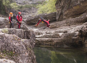 Beim Canyoning vom 3* Hotel Obermayr in Salzburg Umgebung spring ein Mann ins Wasser