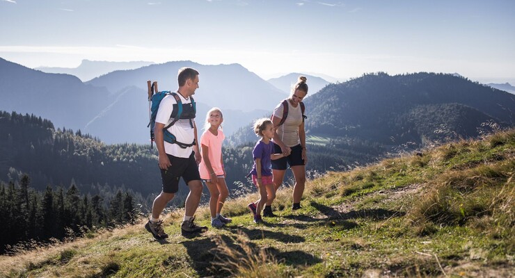 Eine Familie im Wanderurlaub im Salzkammergut