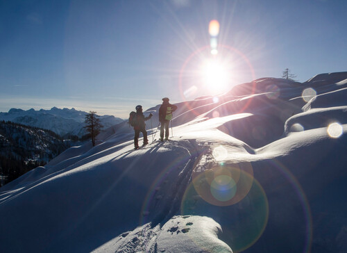 ein Paar beim Skitourengehen im Aktivurlaub im Salzkammergut