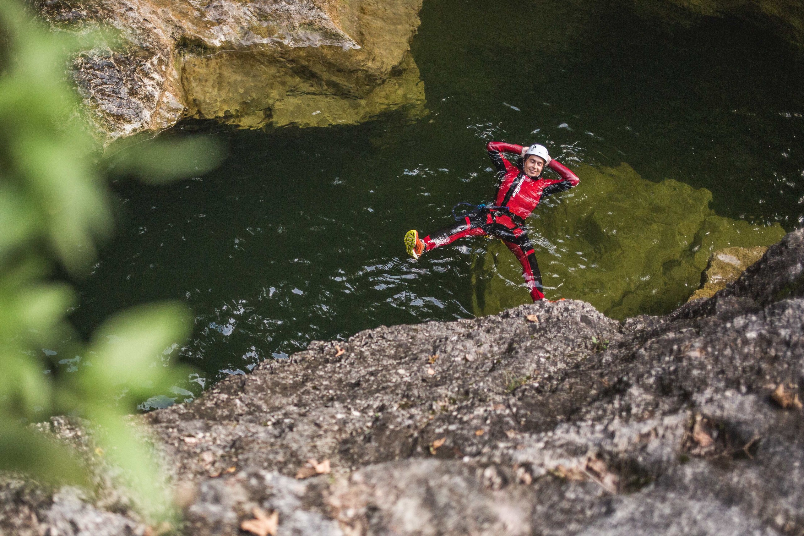 Ein Mann treibt beim Canyoning in Salzburg im Wasser